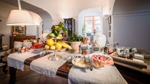 A breakfast buffet with various food items and a decorative lamp. - Maison Fernanda (Massa Lubrense)
