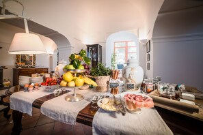 Free daily self-service breakfast - Maison Fernanda (Massa Lubrense)
