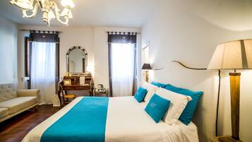 Junior suite | Een kluis op de kamer, een bureau, geluiddichte muren, gratis babybedden