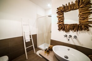 Superior Double or Twin Room | Bathroom | Shower, free toiletries, hair dryer, bathrobes - Maison Fernanda (Massa Lubrense)