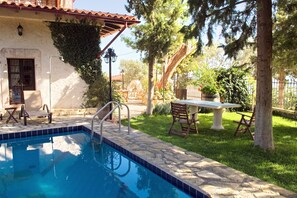 Outdoor pool, pool loungers