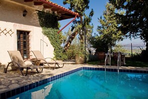 Outdoor pool, pool loungers - Villa Daskalogianni (Heraklion)