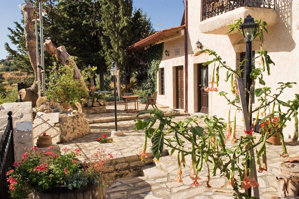 Courtyard - Villa Daskalogianni (Heraklion)
