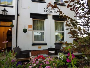 Property entrance - Finedon Lodge (Wellingborough)