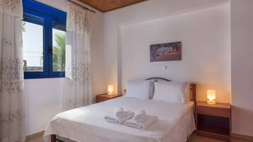 4 bedrooms, in-room safe, desk, blackout drapes