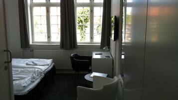 Basic Twin Room, 2 Twin Beds | Iron/ironing board, cribs/infant beds, free WiFi
