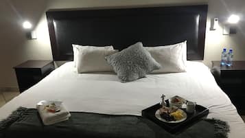 Suite, 1 kingsize bed | Een minibar, een kluis op de kamer, een bureau