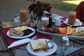 Buffet déjeuner servi tous les jours en supplément