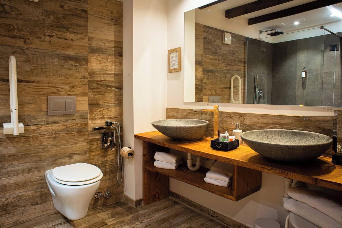 family room | bathroom | hair dryer, bidet, towels, soap