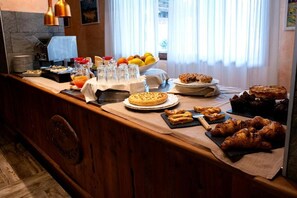 Un bufé de desayuno con diferentes opciones de comida y bebidas.