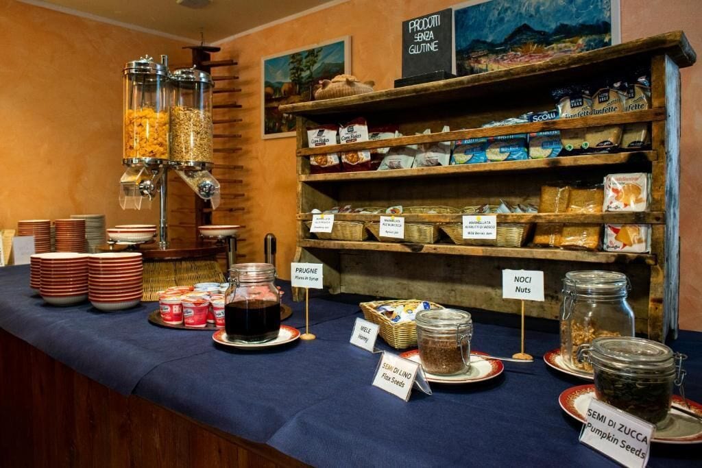Un bufé con diversos alimentos y acompañamientos.