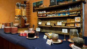 Un bufé con diversos alimentos y acompañamientos.