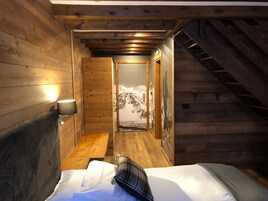 Copriletto in piuma, una scrivania, postazione laptop, tende oscuranti