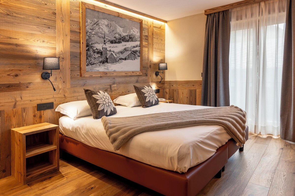 Deluxe Double Room, 1 Bedroom, Mountain View, Tower | Down comforters, desk, laptop workspace, blackout drapes