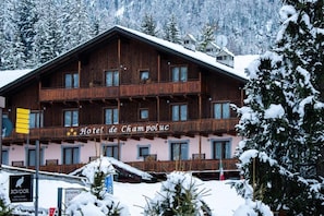 A wooden chalet-style hotel with balconies and a sign reading 'Hotel de Champoluc.' - Hotel de Champoluc (Ayas)