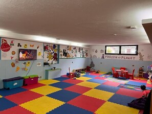 A children's playroom with colorful foam mats, toys, and educational wall decorations. - Hotel de Champoluc (Ayas)