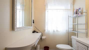 Second Floor 3-4 Bedrooms Apartment | Badeværelse | Kombination af bruser/badekar, gratis toiletartikler, håndklæder