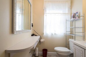 Habitació estàndard | Bany | Combinació de dutxa i banyera i articles de tocador gratuïts