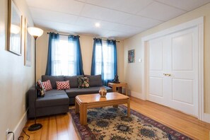 Second Floor 3-4 Bedrooms Apartment | 客厅 | 平板电视