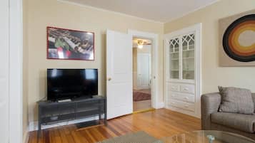 First Floor 3-4 Bedrooms Apartment | 客厅 | 平板电视