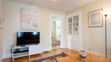 Second Floor 3-4 Bedrooms Apartment | 客厅 | 平板电视