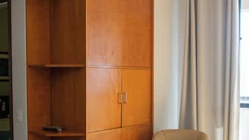 1 chambre, minibar, coffres-forts dans les chambres, bureau