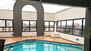 En pool på taket med fri utsikt över stadsbilden.