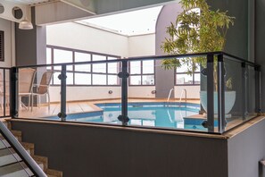 Piscina coperta, lettini