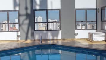 Piscina interna, espreguiçadeiras