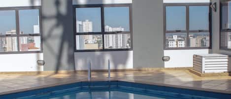 Piscine couverte, chaises longues