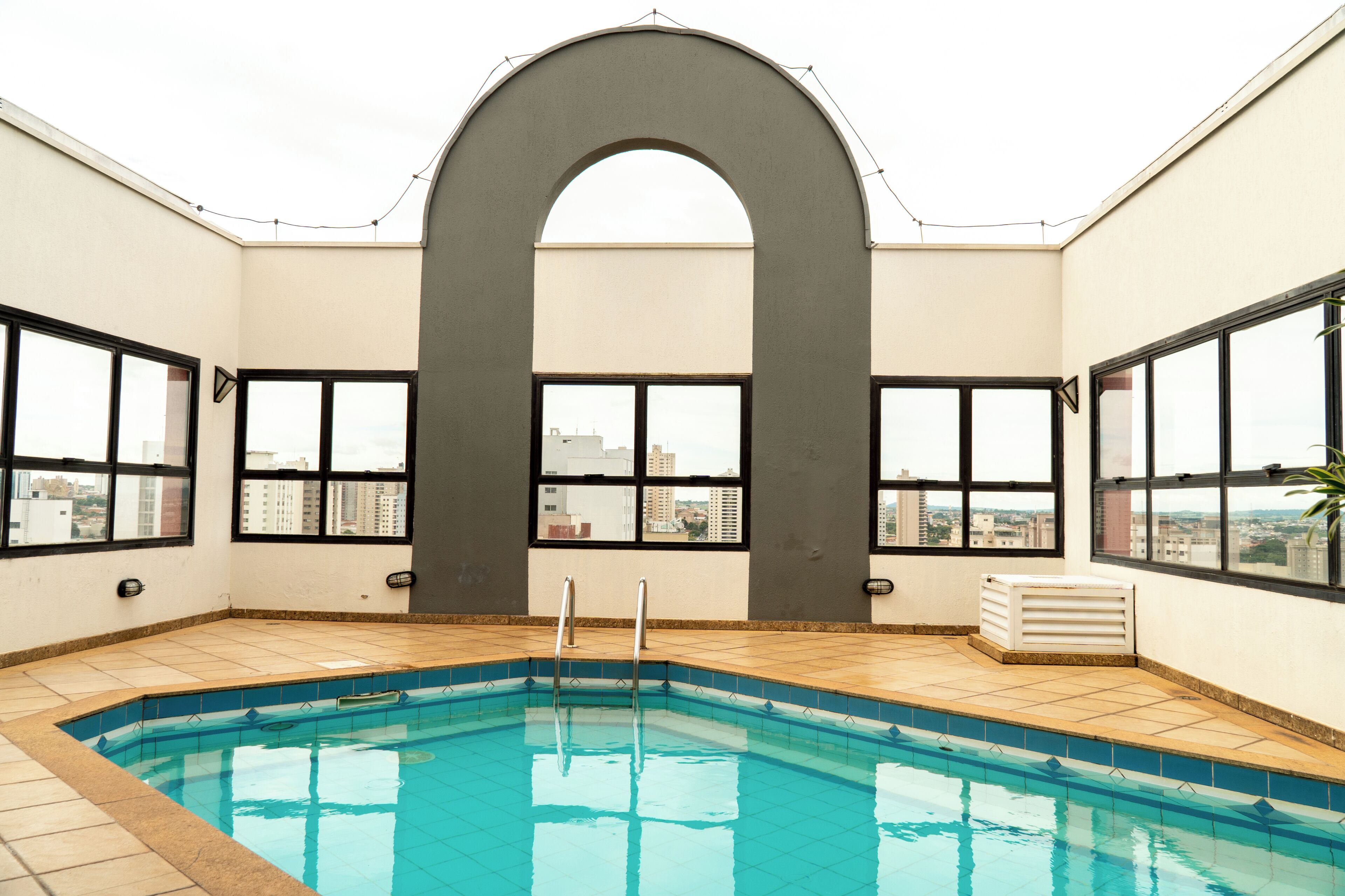 Una piscina cubierta, tumbonas