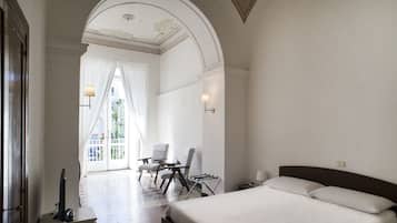Ropa de cama de alta calidad, cubrecamas, minibar y escritorio
