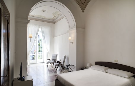 套房 (Roma) | 高档床上用品、羽绒被、迷你吧、办公桌