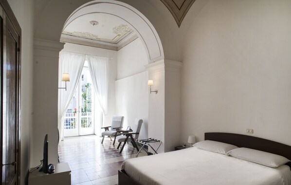 套房 (Roma) | 高級寢具、羽絨被、迷你吧、書桌