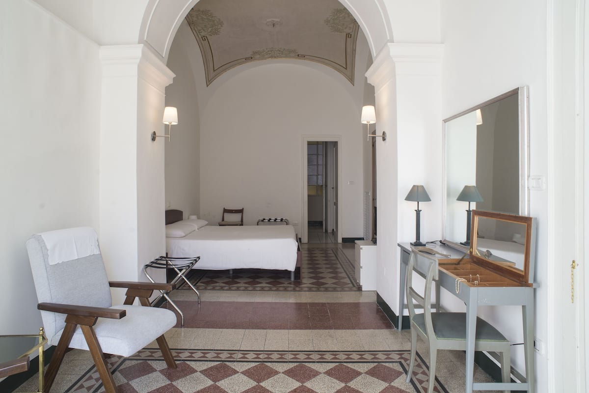 Suite (Roma) | Premium bedding, down duvets, minibar, desk