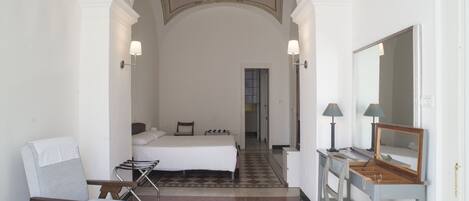 Suite (Roma) | Premium bedding, down comforters, minibar, desk