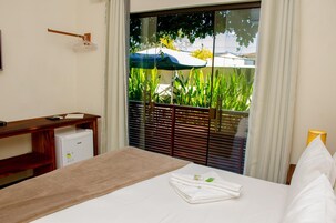 Een minibar, verduisterende gordijnen, gratis wifi, beddengoed