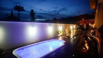 Piscina externa, espreguiçadeiras