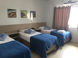 Triple Room | Bar mini, meja, langsir/tirai gelap terus, Wi-fi percuma