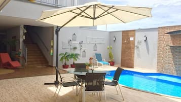 Piscine extérieure, parasols de plage, chaises longues