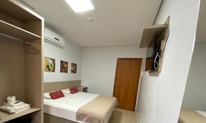 Chambre Double Standard, 1 très grand lit | Minibar, décoration personnalisée, fer et planche à repasser