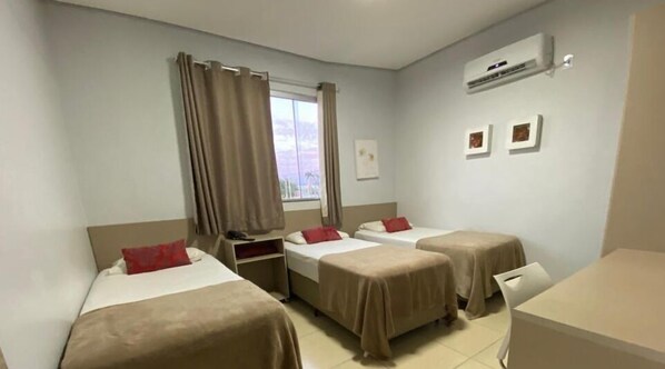 Economy-Dreibettzimmer | Minibar, individuell dekoriert, Bügeleisen/Bügelbrett, kostenloses WLAN