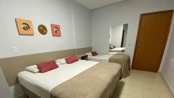 Minibar, décoration personnalisée, fer et planche à repasser