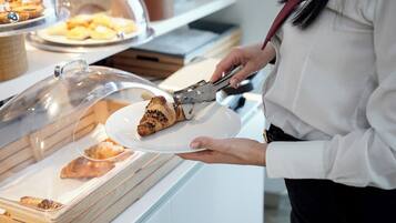 Café da manhã com buffet grátis todos os dias