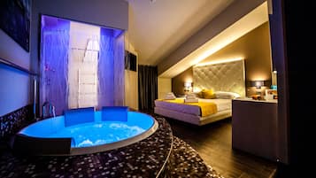 Suite Deluxe, hidromasaje | Ropa de cama de alta calidad, edredón y minibar