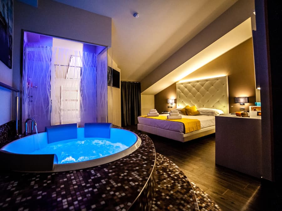 Deluxe Suite, Hot Tub | Premium bedding, down duvets, minibar, in-room safe