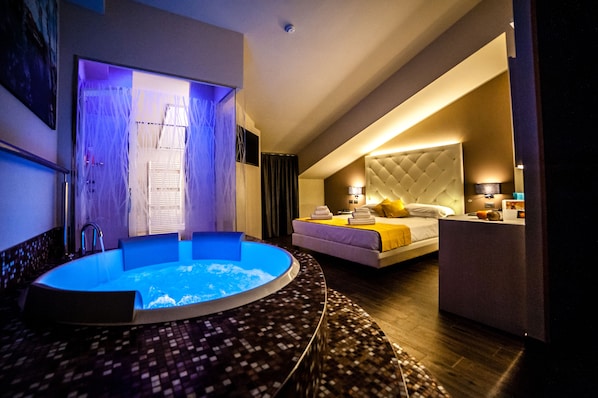 Deluxe Suite, Hot Tub | Premium bedding, down comforters, minibar, in-room safe - Hotel Terre Dei Salici (Caramagna Piemonte)