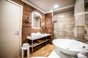 Junior Suite | Premium bedding, down comforters, minibar, in-room safe - Hotel Terre Dei Salici (Caramagna Piemonte)