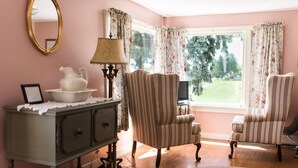 Room, 1 Queen Bed, Private Bathroom | Living area | TV - Top of the World Resort (Lake George)