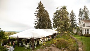 Outdoor wedding area - Top of the World Resort (Lake George)